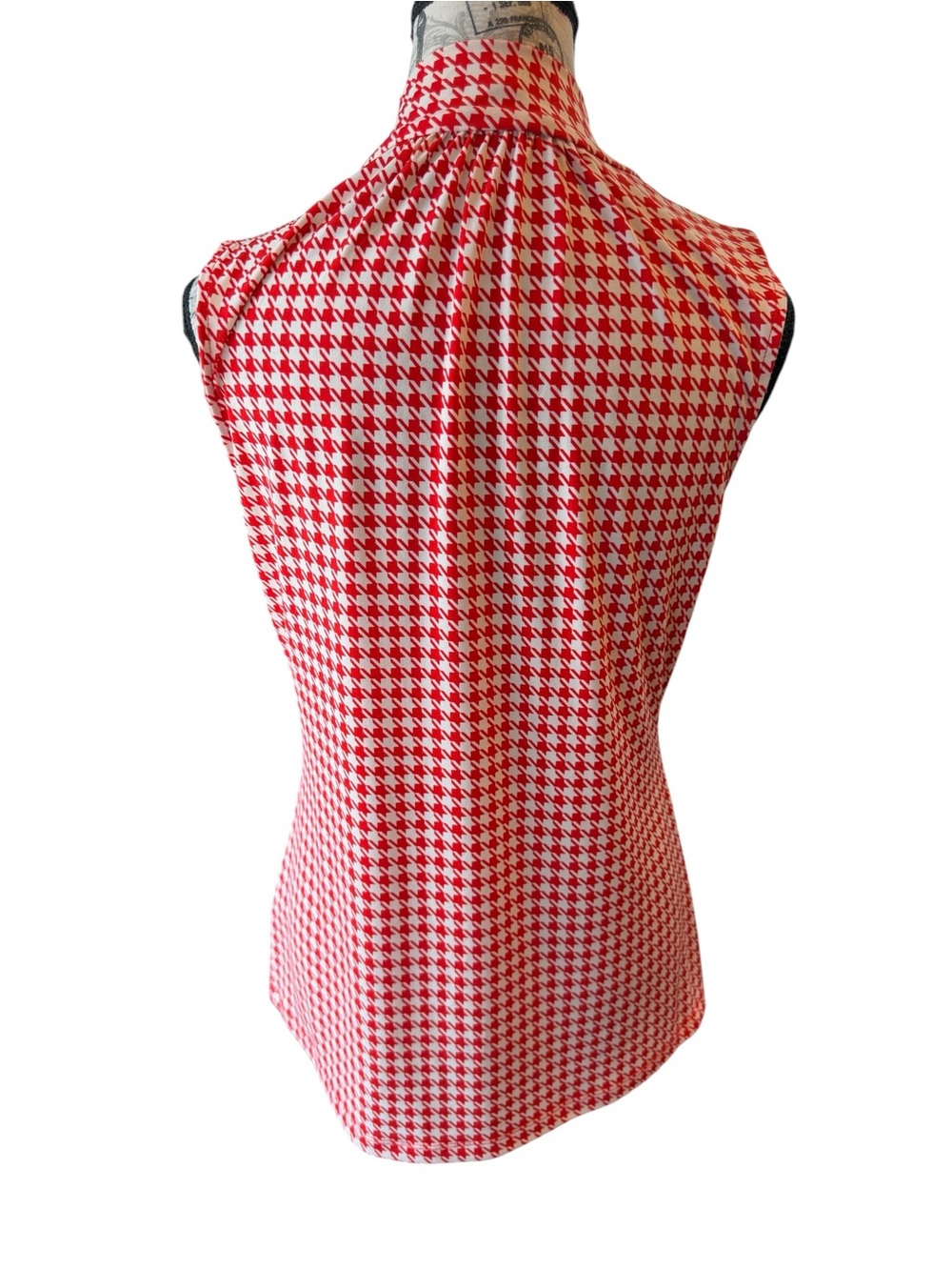 Banana Republic Red and White Houndstooth Tie-Neck Sleeveless Top - Picture 3 of 7